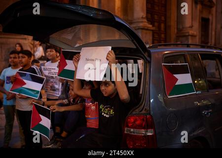 Palerme, Sicile, Italie. 28 octobre 2023. Des centaines de personnes défilent à travers le centre-ville pour soutenir les Palestiniens et condamner Israël et exiger le cessez-le-feu à Gaza. (Image de crédit : © Victoria Herranz/ZUMA Press Wire) USAGE ÉDITORIAL SEULEMENT! Non destiné à UN USAGE commercial ! Banque D'Images