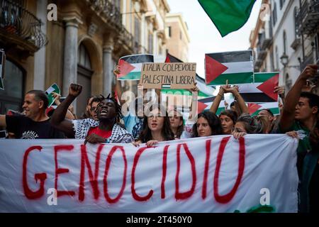 Palerme, Sicile, Italie. 28 octobre 2023. Des centaines de personnes défilent à travers le centre-ville pour soutenir les Palestiniens et condamner Israël et exiger le cessez-le-feu à Gaza. (Image de crédit : © Victoria Herranz/ZUMA Press Wire) USAGE ÉDITORIAL SEULEMENT! Non destiné à UN USAGE commercial ! Banque D'Images