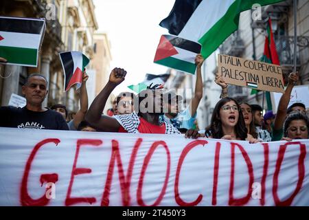 Palerme, Sicile, Italie. 28 octobre 2023. Des centaines de personnes défilent à travers le centre-ville pour soutenir les Palestiniens et condamner Israël et exiger le cessez-le-feu à Gaza. (Image de crédit : © Victoria Herranz/ZUMA Press Wire) USAGE ÉDITORIAL SEULEMENT! Non destiné à UN USAGE commercial ! Banque D'Images
