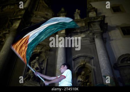 Palerme, Sicile, Italie. 28 octobre 2023. Des centaines de personnes défilent à travers le centre-ville pour soutenir les Palestiniens et condamner Israël et exiger le cessez-le-feu à Gaza. (Image de crédit : © Victoria Herranz/ZUMA Press Wire) USAGE ÉDITORIAL SEULEMENT! Non destiné à UN USAGE commercial ! Banque D'Images