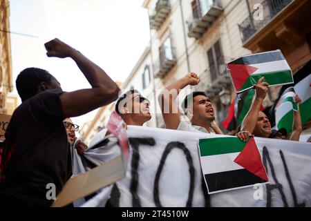 Palerme, Sicile, Italie. 28 octobre 2023. Des centaines de personnes défilent à travers le centre-ville pour soutenir les Palestiniens et condamner Israël et exiger le cessez-le-feu à Gaza. (Image de crédit : © Victoria Herranz/ZUMA Press Wire) USAGE ÉDITORIAL SEULEMENT! Non destiné à UN USAGE commercial ! Banque D'Images