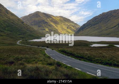 Doo Lough est un lac situé dans le parc national du Connemara dans le comté de Galway, en Irlande. C'est l'un des nombreux lacs de la chaîne de montagnes Twelve Bens. Banque D'Images