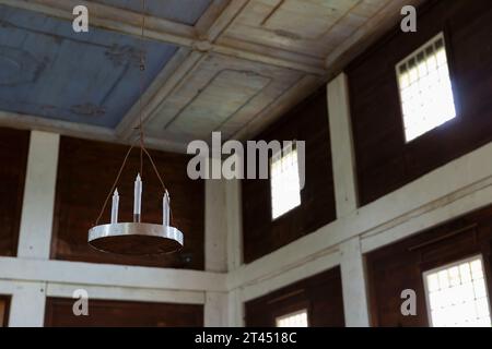 Détail d'un lustre fabriqué à l'origine à partir de vieilles boîtes de conserve à la Mission du Sacré-cœur dans Old Mission State Park, Cataldo, Idaho. Pari construit Banque D'Images