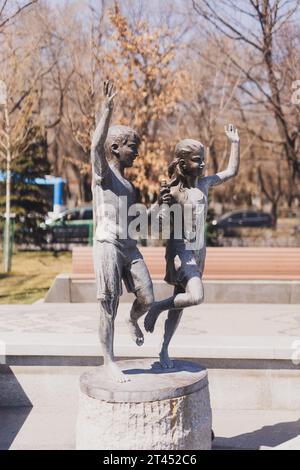 EREVAN. ARMÉNIE. 29 mars 2022 : Statue en bronze d'un heureux enfant qui court dans le nouveau Parc dédié au 2800e anniversaire de la Fondation de Banque D'Images