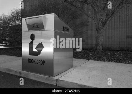 Boîte de dépôt de livre dans une bibliothèque publique Banque D'Images