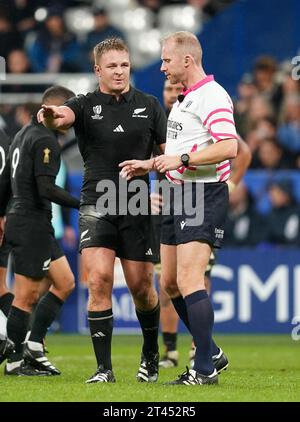 Sam Cane, néo-zélandais, s'entretient avec l'arbitre Wayne Barnes lors du match final de la coupe du monde de rugby 2023 au Stade de France à Paris. Date de la photo : Samedi 28 octobre 2023. Banque D'Images