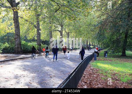 Soleil d'automne à Battersea Park, dans le sud-ouest de Londres, Royaume-Uni Banque D'Images