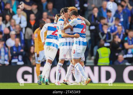 Londres, Royaume-Uni. 28 octobre 2023. Le milieu de terrain des Queens Park Rangers, André Dozzell (17 ans), marque un BUT 1-1 et rend hommage au défenseur des Queens Park Rangers, Reggie Cannon (20 ans), lors du match de championnat EFL de Queens Park Rangers vs Leicester City au MATRADE Loftus Road Stadium, Londres, Royaume-Uni, le 28 octobre 2023 crédit : toutes les secondes Media/Alamy Live News Banque D'Images