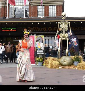 Ottawa, Canada - 28 octobre 2023 : le chanteur du Trio Oaxaca donne un concert dans le cadre de l'événement Day of the Dead dans le cadre de la célébration d'Halloween au marché By. Les festivals Day of the Dead sont destinés à célébrer la vie des défunts avec des activités qu'ils ont apprécié dans leur vie. Banque D'Images