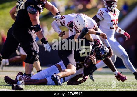28 octobre 2023 : le joueur de ligne défensif des Seminoles de l'État de Floride Byron Turner Jr. (54 ans) affronte le quarterback des démons de Wake Forest, Santino Marucci (18 ans) lors du quatrième quart-temps du match de football ACC au Allegacy Stadium de Winston-Salem, Caroline du Nord. (Scott Kinser/CSM) Banque D'Images