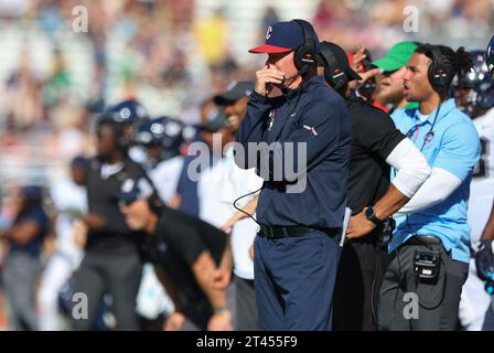 Alumni Stadium. 28 octobre 2023. MA, États-Unis ; l'entraîneur-chef des Huskies du Connecticut Jim Mora regarde pendant le match de football de la NCAA entre les Huskies du Connecticut et les Eagles du Boston College au Alumni Stadium. Anthony Nesmith/CSM/Alamy Live News Banque D'Images