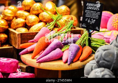 Belfast, Irlande du Nord, mars 2018. Produits de bain colorés faits à la main de Lush Cosmetics Store, Belfast. Banque D'Images