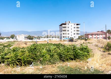 Agriculteurs à Antakya Hatay Turquie faisant des travaux sur un tracteur Banque D'Images