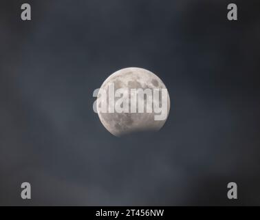 Londres, Royaume-Uni. 28 octobre 2023. éclipse lunaire partielle à son étendue presque complète vue à travers les nuages de Londres. Crédit : Malcolm Park/Alamy Live News Banque D'Images