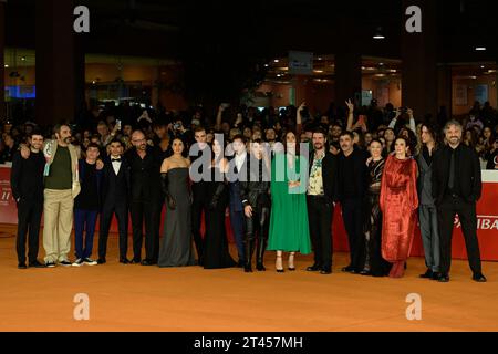 Cast assiste au photocall du film “Mare Fuori 4” lors du 18e Festival du film de Rome à l’Auditorium Parco Della Musica le 28 octobre 2023 à Rome, Italie. Banque D'Images