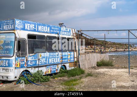 Camion de nourriture abandonné dans au restaurant de bord de mer à Cevlik bord de mer Hatay Turquie Banque D'Images