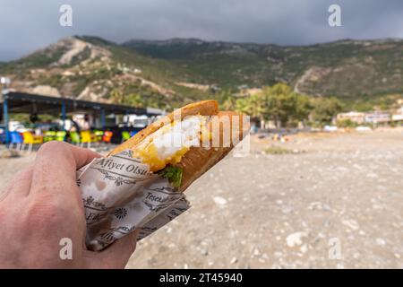 Sandwich de poisson servi au restaurant de bord de mer à Cevlik bord de mer Hatay Turquie Banque D'Images