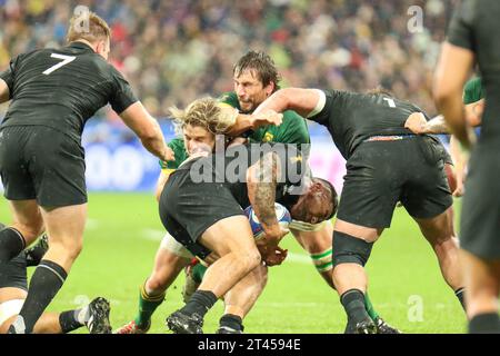 Saint Denis, Paris, France. 28 octobre 2023. Stade de France, Saint-Denis, Paris, France, 10 septembre 2023 : CODiE Taylor (2 - Nouvelle-Zélande) affronte FAF de Klerk (9 - Afrique du Sud) et Eben Etzebeth (4 - Afrique du Sud) lors de la finale de la coupe du monde de Rugby 2023 entre la Nouvelle-Zélande et l'Afrique du Sud au Stade de France, Saint-Denis, Paris, France le samedi 28 octobre 2023 (Claire Jeffrey/SPP) crédit : SPP Sport Press photo. /Alamy Live News Banque D'Images