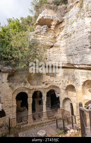 Grotte Besikli, Cradle Cave, point de repère à Hatay, Turquie. Construit au 1e siècle av. J.-C., l'ancien réseau romain de grottes protégeait contre les inondations Banque D'Images