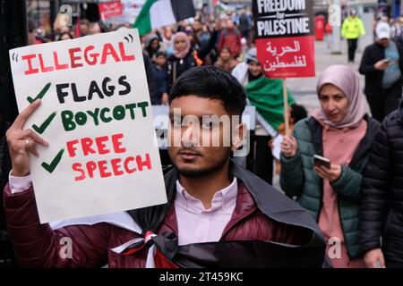 Des gens descendent dans les rues de Newcastle dans le cadre de la campagne de solidarité palestinienne au Newcastle City Centre, Newcastle, Royaume-Uni, le 28 octobre 2023 (photo de Martin Hurton/News Images) Banque D'Images