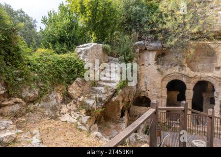 Grotte Besikli, Cradle Cave, point de repère à Hatay, Turquie. Construit au 1e siècle av. J.-C., l'ancien réseau romain de grottes protégeait contre les inondations Banque D'Images