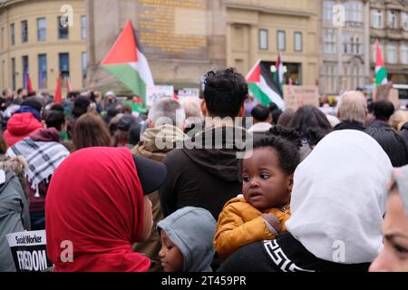 Des gens descendent dans les rues de Newcastle dans le cadre de la campagne de solidarité palestinienne au Newcastle City Centre, Newcastle, Royaume-Uni, le 28 octobre 2023 (photo de Martin Hurton/News Images) Banque D'Images