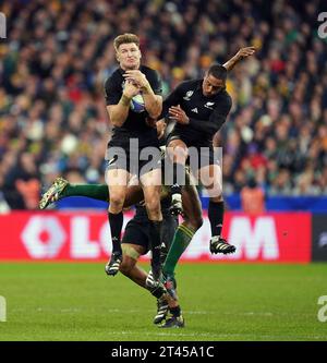 Les Néo-Zélandais Jordie Barrett et Aaron Smith affrontent le Sud-Africain Damian Willemse lors de la finale de la coupe du monde de Rugby 2023 au Stade de France à Paris. Date de la photo : Samedi 28 octobre 2023. Banque D'Images