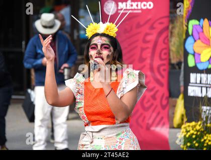 Ottawa, Canada - 28 octobre 2023 : le chanteur du Trio Oaxaca donne un concert dans le cadre de l'événement Day of the Dead dans le cadre de la célébration d'Halloween au marché By. Les festivals Day of the Dead sont destinés à célébrer la vie des défunts avec des activités qu'ils ont apprécié dans leur vie. Banque D'Images