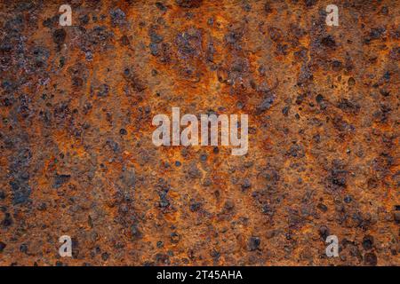 Gros plan d'une surface métallique ancienne, abîmée et rouillée. Fond de rouille grunge texturé plein cadre de haute qualité et résolution. Banque D'Images