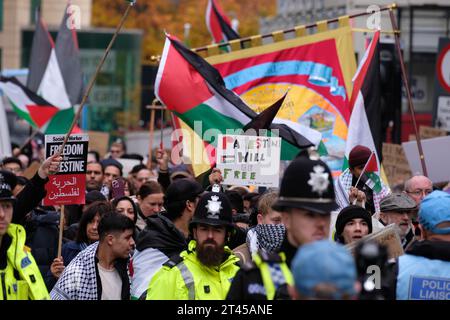 Newcastle, Royaume-Uni. 28 octobre 2023. Les gens descendent dans les rues de Newcastle dans le cadre de la marche de la campagne de solidarité palestinienne au Newcastle City Centre, Newcastle, Royaume-Uni, le 28 octobre 2023 (photo de Martin Hurton/News Images) à Newcastle, Royaume-Uni, le 10/28/2023. (Photo de Martin Hurton/News Images/Sipa USA) crédit : SIPA USA/Alamy Live News Banque D'Images