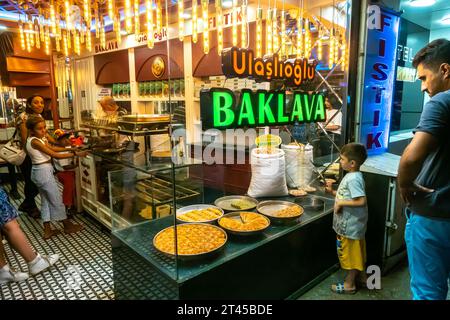 Baklava vitrine traditionnelle turque de magasin de bonbons à Gaziantep Turquie Banque D'Images