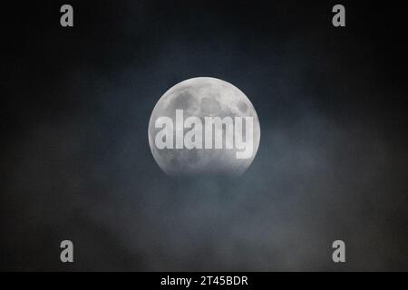 Berlin, Allemagne. 28 octobre 2023. Une éclipse lunaire partielle peut être vue dans le ciel. Une éclipse lunaire se produit lorsque l'ombre de la Terre dans l'espace broute la pleine lune. Crédit : Christophe Gateau/dpa/Alamy Live News Banque D'Images
