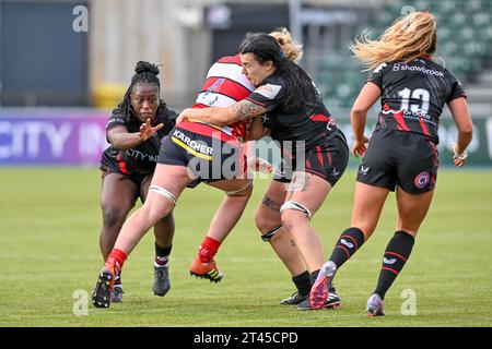 Trudy Cowan de Gloucester-Hartpury Women est affrontée par Emma Taylor de Saracens Women lors du match de la coupe Allianz entre Saracens Women et Gloucester Hartpury Women au StoneX Stadium, Londres, Angleterre, le 28 octobre 2023. Photo de Phil Hutchinson. Usage éditorial uniquement, licence requise pour un usage commercial. Aucune utilisation dans les Paris, les jeux ou les publications d'un seul club/ligue/joueur. Crédit : UK Sports pics Ltd/Alamy Live News Banque D'Images