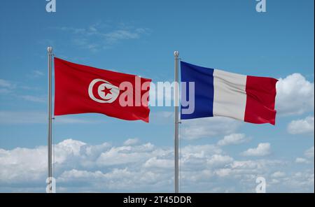 Drapeaux de la Tunisie et de la France agitant ensemble sur un ciel nuageux bleu, concept de relation entre deux pays Banque D'Images