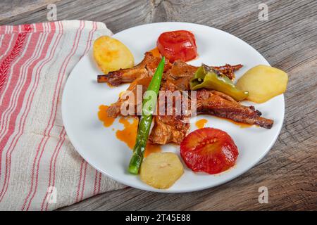 Côtelettes d'agneau, carré d'agneau. Délicieux plats turcs côtelettes d'agneau frites. Côtelettes d'agneau rôties sur sauce tomate. Banque D'Images