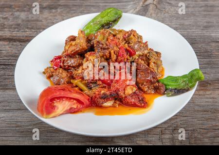 La moussaka à l’aubergine (moussaka à l’aubergine), généralement à base d’aubergine ou de pomme de terre à base de viande hachée, est très commune dans les Balkans et au Moyen-Orient, avec beaucoup Banque D'Images