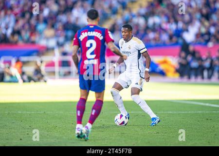 Barcelone, Espagne. 28 octobre 2023. David Alaba (Real Madrid) (R) et Joao Cancelo (Barcelone) (L) en action lors du match de football du championnat espagnol la Liga EA Sports entre Barcelone et Real Madrid, mieux connu sous le nom d'El Clasico, ont joué au stade Olimpico de Montjuic. Note finale : Barcelone 1 : 2 Real Madrid crédit : SOPA Images Limited/Alamy Live News Banque D'Images