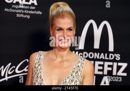 Munich, Allemagne. 28 octobre 2023. Natascha Grün, designer, se tient sur le tapis rouge du gala bénéfice McDonald's 2023. Crédit : Karl-Josef Hildenbrand/dpa/Alamy Live News Banque D'Images