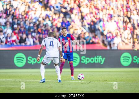 Barcelone, Espagne. 28 octobre 2023. Raphael Dias Belloli (Raphinha) (Barcelone) (R) et David Alaba (Real Madrid) (L) en action lors du match de football du championnat espagnol la Liga EA Sports entre Barcelone et Real Madrid, mieux connu sous le nom d'El Clasico, joué au stade Olimpico de Montjuic. Note finale : Barcelone 1 : 2 Real Madrid crédit : SOPA Images Limited/Alamy Live News Banque D'Images