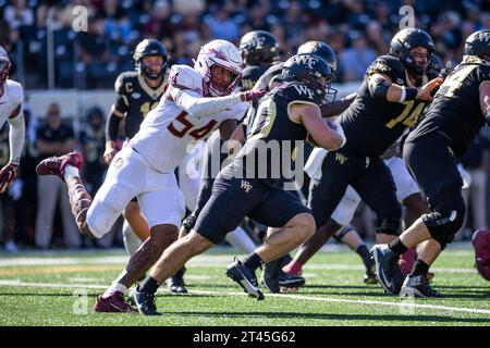 28 octobre 2023 : Wake Forest Demon Deacons Running back Tate Carney (30) est attaqué par le joueur de ligne défensif des Seminoles de l'État de Floride Byron Turner Jr. (54) lors du match de football NCAA entre les Seminoles de l'État de Floride et les Wake Forest Demon Deacons au Allegacy Federal Credit Union Stadium à Winston-Salem, Caroline du Nord. Jonathan Huff/CSM (image de crédit : © Jonathan Huff/Cal Sport Media) Banque D'Images