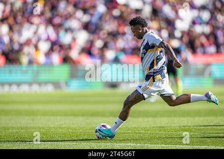 Barcelone, Espagne. 28 octobre 2023. Vinicius Junior (Real Madrid) se réchauffe avant le match de football du championnat espagnol la Liga EA Sports entre Barcelone et Real Madrid, mieux connu sous le nom d'El Clasico, joué au stade Olimpico de Montjuic. Note finale : Barcelone 1 : 2 Real Madrid crédit : SOPA Images Limited/Alamy Live News Banque D'Images