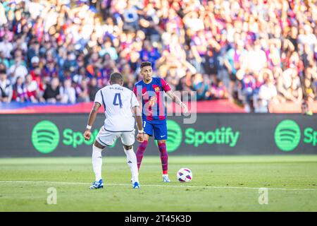 Barcelone, Espagne. 28 octobre 2023. Raphael Dias Belloli (Raphinha) (Barcelone) (R) et David Alaba (Real Madrid) (L) en action lors du match de football du championnat espagnol la Liga EA Sports entre Barcelone et Real Madrid, mieux connu sous le nom d'El Clasico, joué au stade Olimpico de Montjuic. Note finale : Barcelone 1 : 2 Real Madrid (photo Alberto Gardin/SOPA Images/Sipa USA) crédit : SIPA USA/Alamy Live News Banque D'Images