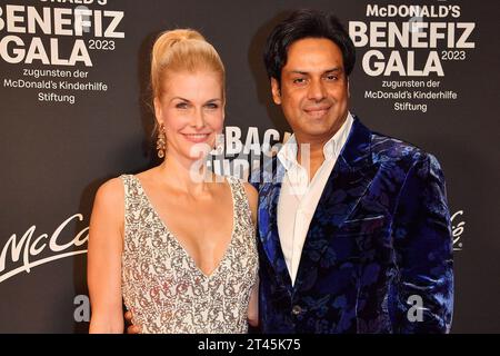 Natascha Gruen und Param Multani BEI der Benefiz Gala zugunsten der McDonalds Kinderhilfe Stiftung am 28.10.2023 à Muenchen Banque D'Images