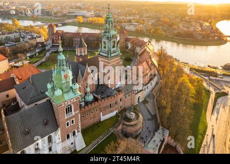 Château royal historique de Wawel à Cracovie au coucher du soleil, Pologne. Banque D'Images