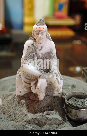 Statue de Shirdi Sai Baba recouverte de cendre sacrée Banque D'Images