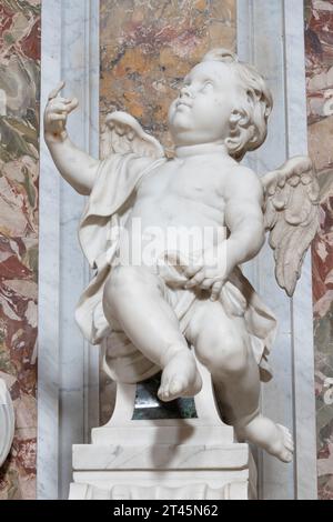 NAPLES, ITALIE - 21 AVRIL 2023 : statue baroque en marbre d'ange dans l'église Chiesa di Sant'Anna dei Lombardi. Banque D'Images