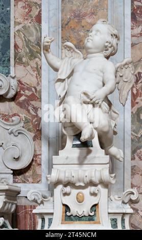 NAPLES, ITALIE - 21 AVRIL 2023 : statue baroque en marbre d'ange dans l'église Chiesa di Sant'Anna dei Lombardi. Banque D'Images