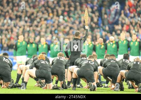 Saint Denis, Paris, France. 28 octobre 2023. Stade de France, Saint-Denis, Paris, France, 10 septembre 2023 : Aaron Smith (9 - Nouvelle-Zélande) mène le Haka avant la finale de la coupe du monde de Rugby 2023 entre la Nouvelle-Zélande et l'Afrique du Sud au Stade de France, Saint-Denis, Paris, France le samedi 28 octobre 2023 (Claire Jeffrey/SPP) crédit : SPP Sport Press photo. /Alamy Live News Banque D'Images