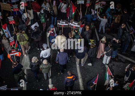 Londres, Angleterre, Royaume-Uni. 28 octobre, 2023.des milliers de personnes défilent dans le centre de Londres pour réclamer une Palestine libre crédit image : © Horst Friedrichs crédit : horst friedrichs/Alamy Live News Banque D'Images