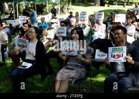 Mexico, Mexique. 25 octobre 2023. Les participants au Festival culturel chinois à Los Pinos montrent des affiches en soutien aux personnes touchées à Acapulco par l'ouragan Otis pendant le complexe culturel Los Pinos à Mexico. Le 25 octobre 2023 à Mexico, Mexique (crédit image : © Luis Barron/eyepix via ZUMA Press Wire) USAGE ÉDITORIAL SEULEMENT! Non destiné à UN USAGE commercial ! Banque D'Images